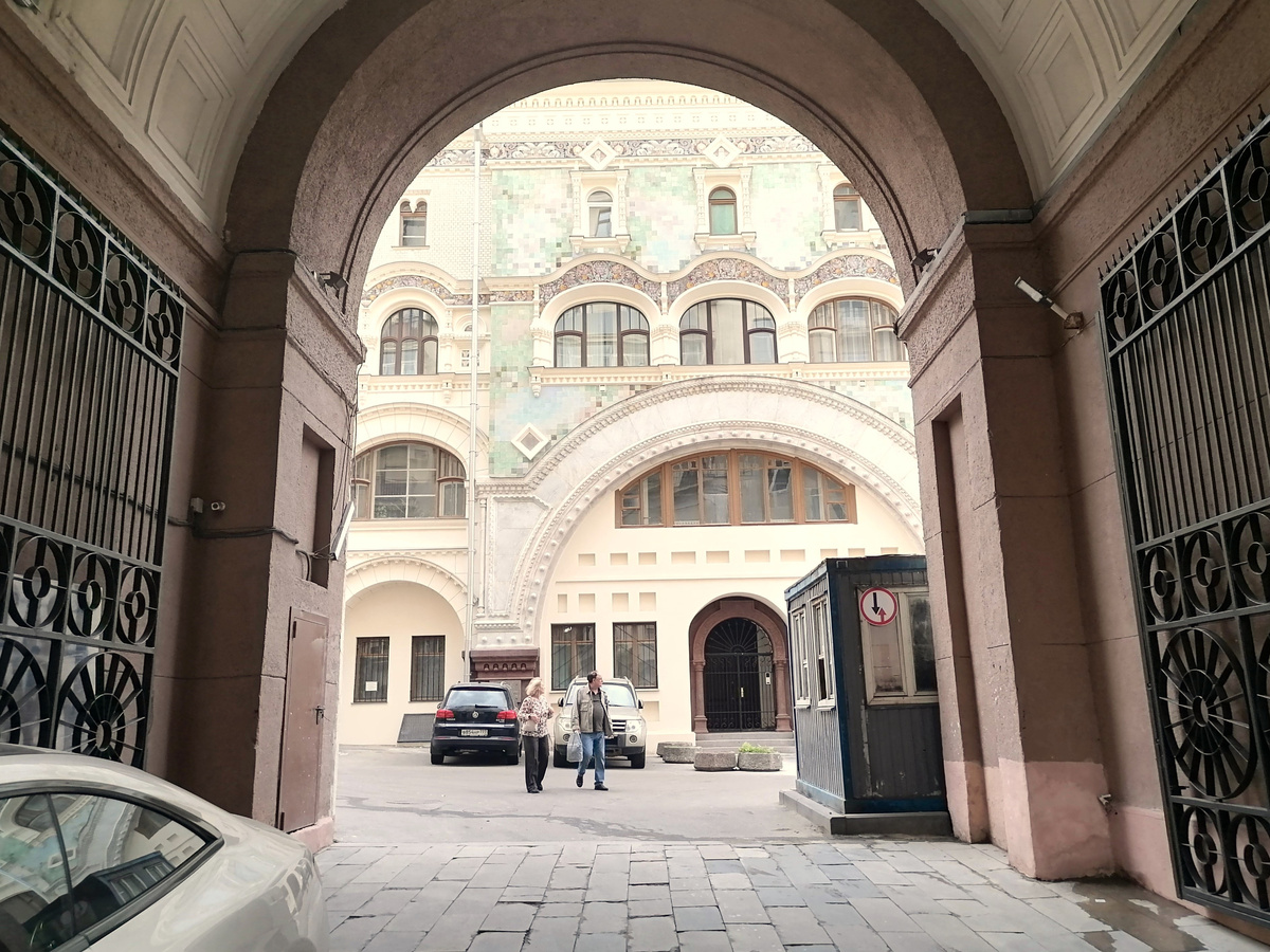 Проходная арка в здании сталинском здании архитектора Мордвинова, ведущая к зданию по адресу Тверская 6с6