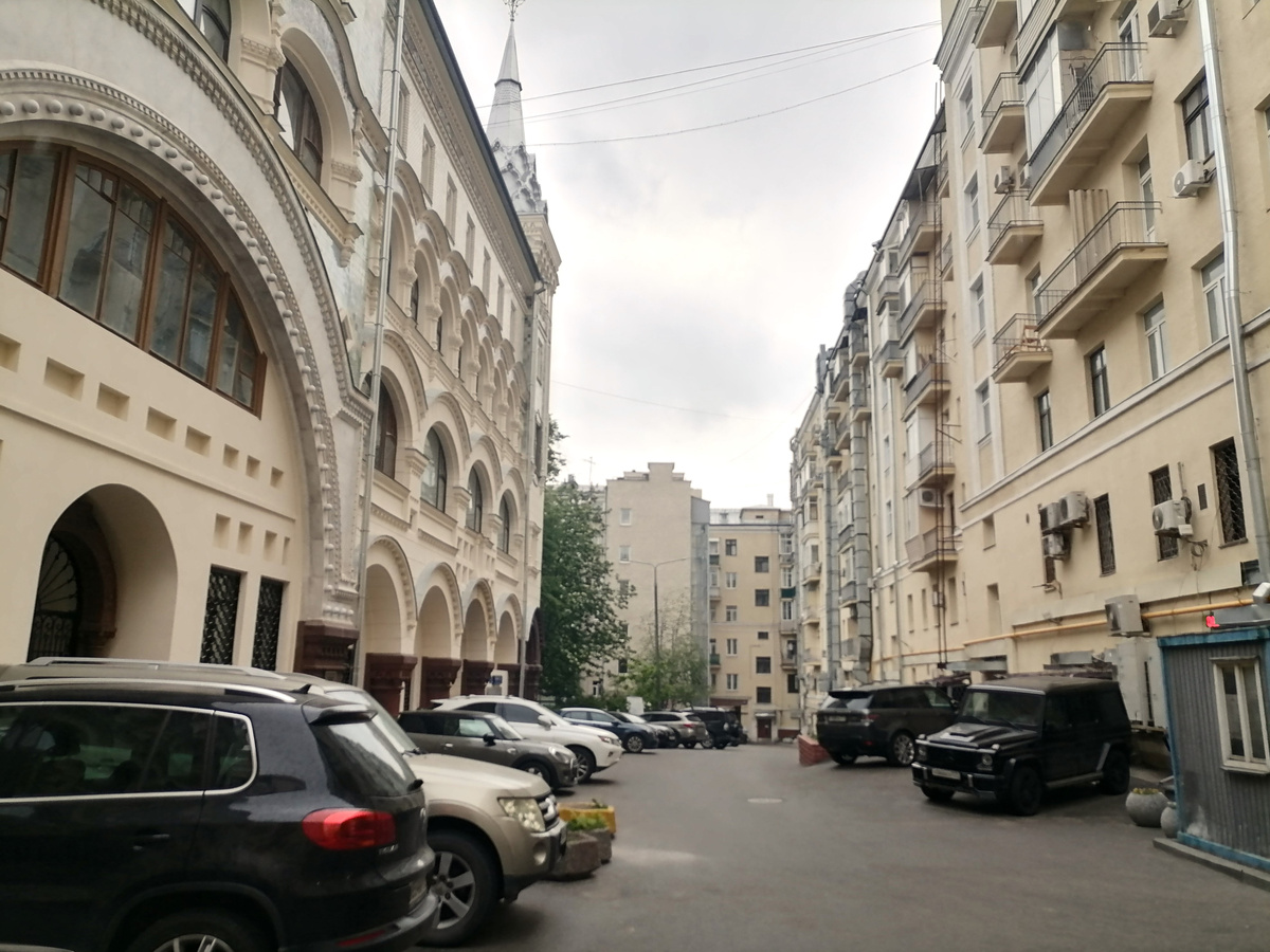 Слева - подворье, справа - здание Мордвинова, которое стоит вдоль Тверской