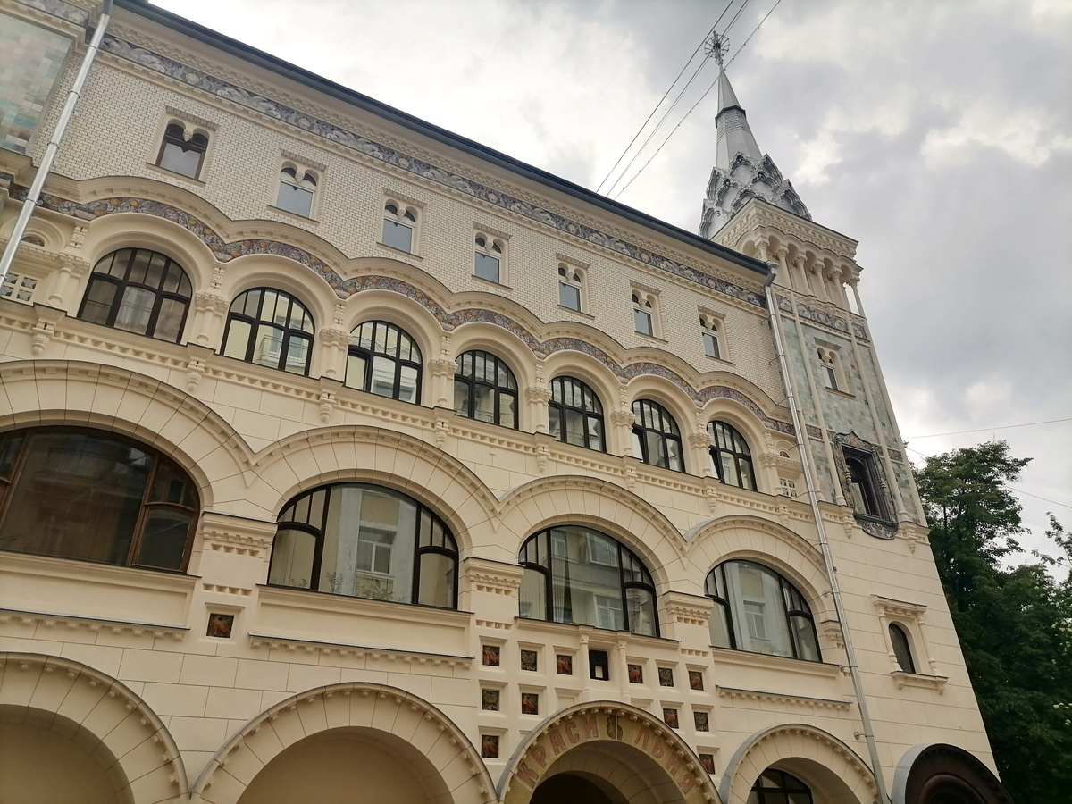 Рисунки на изразцах выполнены по эскизам архитектора, в мастерских Абрамцева, с которыми архитектор сотрудничал не только по этому проекту