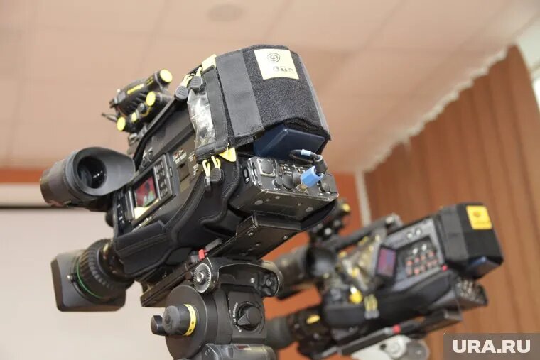 Корсуков исполняет роль друга главного героя, которого играет известный артист Александр Робак. Фото: Вячеслав Егоров © URA.RU