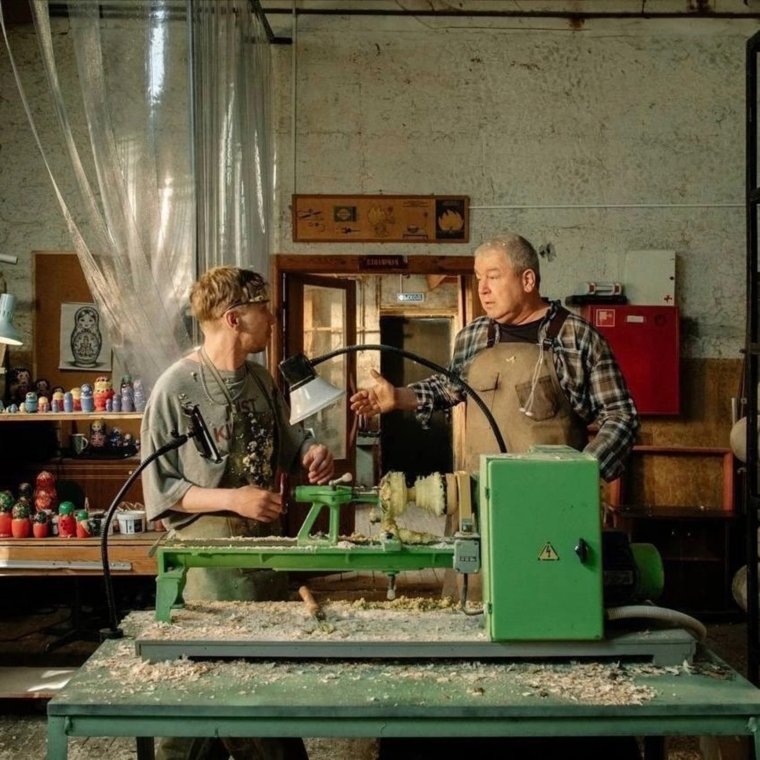 Алексей воплощает на экране образ беспечного Антохи — напарника и единомышленника главного героя. Фото: проект «Пермь как фильм» в соцсети «ВКонтакте»