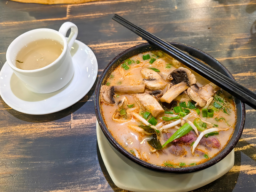 суп Ми Бо (на бульоне Том ям)