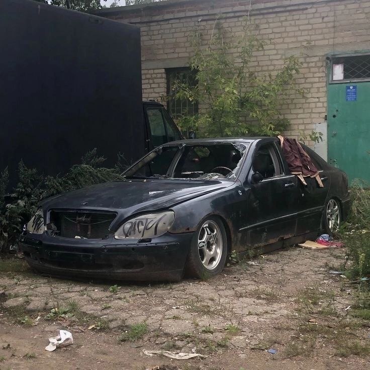 300 тысяч рублей.
В 2025 году это, между прочим, два холодильника, пять смартфонов или… одно ведро на колёсах с претензией на “я ещё поезжу”.

Но давайте по-честному: возможно ли за эти деньги купить машину, на которой не стыдно появиться во дворе и которая не развалится на первом лежачем?