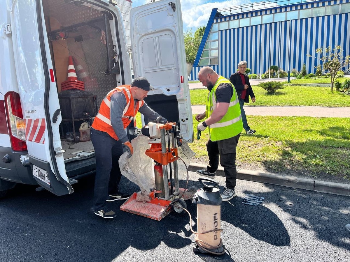    Положили асфальт прямо в лужу: дефекты на дороге в Железногорске Курской области устранят до 22 мая