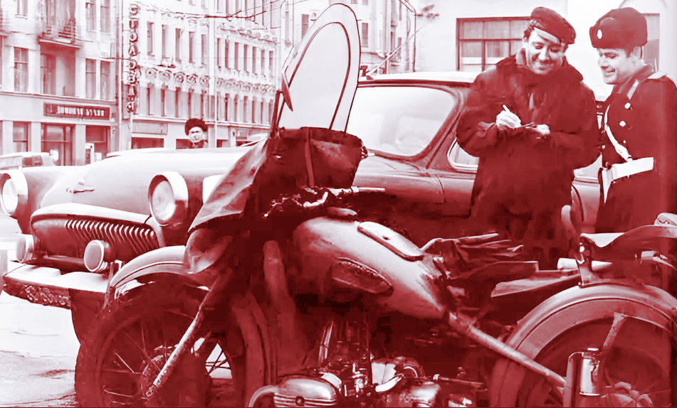 Сотрудник ГАИ остановил знаменитость и взял автограф, 1960-е гг.