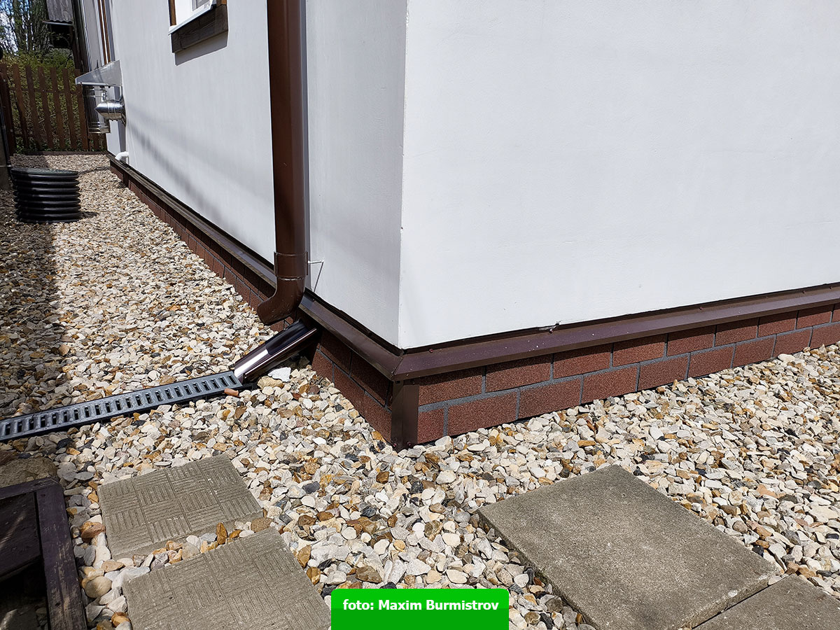 Цоколь облагорожен, но работа не доведена до конца!