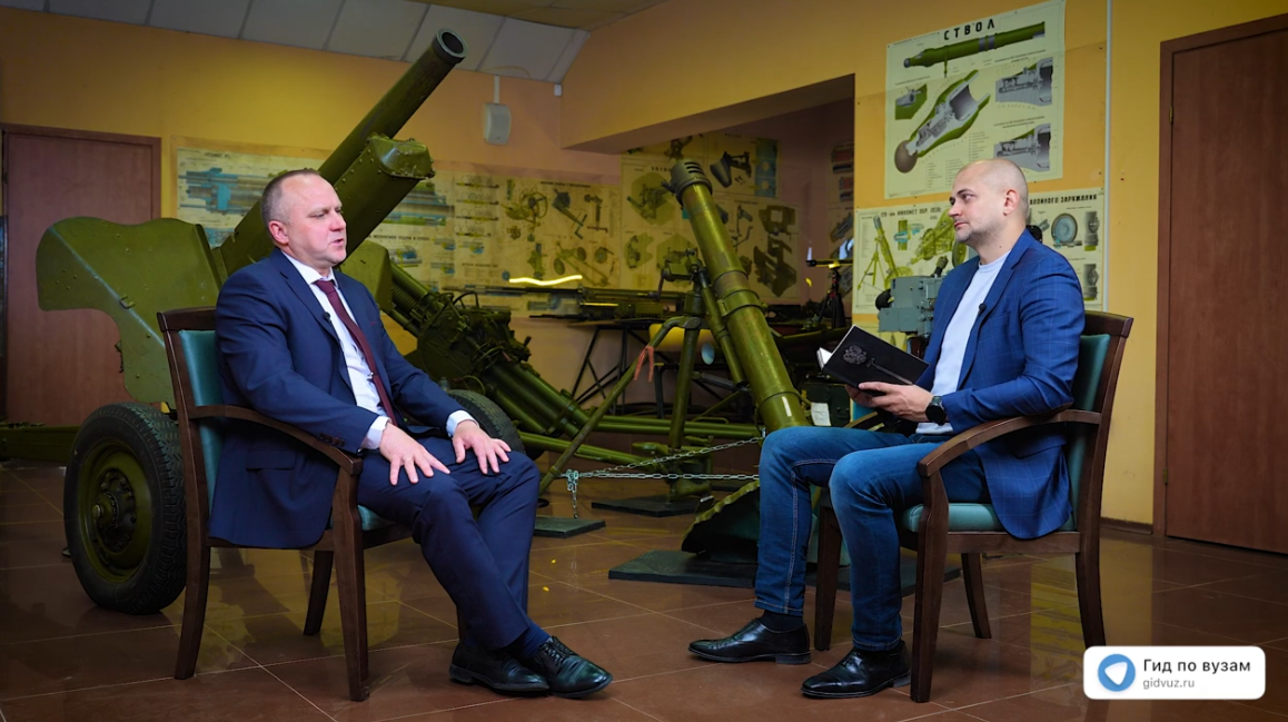 Интервью в Балтийском Государственном Техническом университете Военмех имени Д. Ф. Устинова (БГТУ «Военмех» им. Д.Ф. Устинова): слева – декан факультета «Е» Оружие и системы вооружения, к.т.н., капитан первого ранга в запасе Александр Суслин, справа – Роман Гетц, к.п.н., главный редактор СМИ «Гид по вузам».