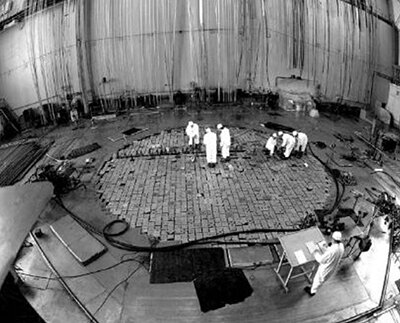 Настоящий реакторный зал "Аннушки". Тут показаны лючки доступа ко всем каналам, куда загружены блочки урана...