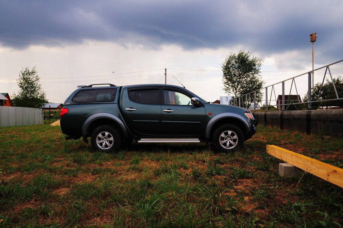 И только я его покрасил сенежем, тут же началась гроза. 