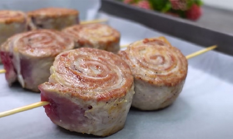 Домашние рулеты из мяса с беконом — альтернатива шашлыку, которую захочется повторять