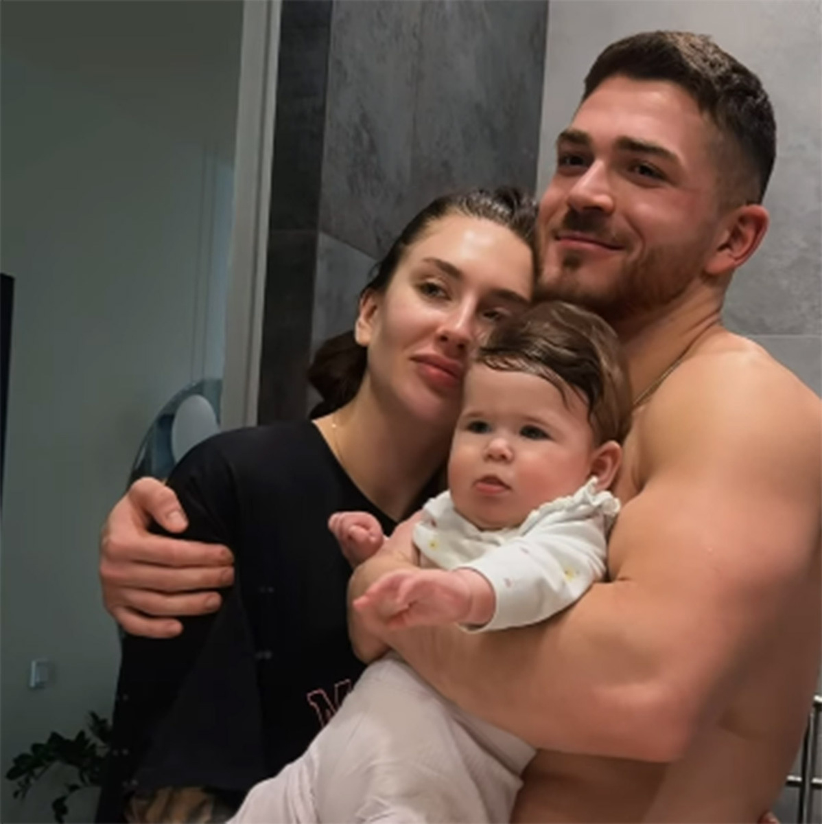 Таня Мусульбес и Рома Капаклы с дочкой Мией. Фото: соцсети Ромы Капаклы