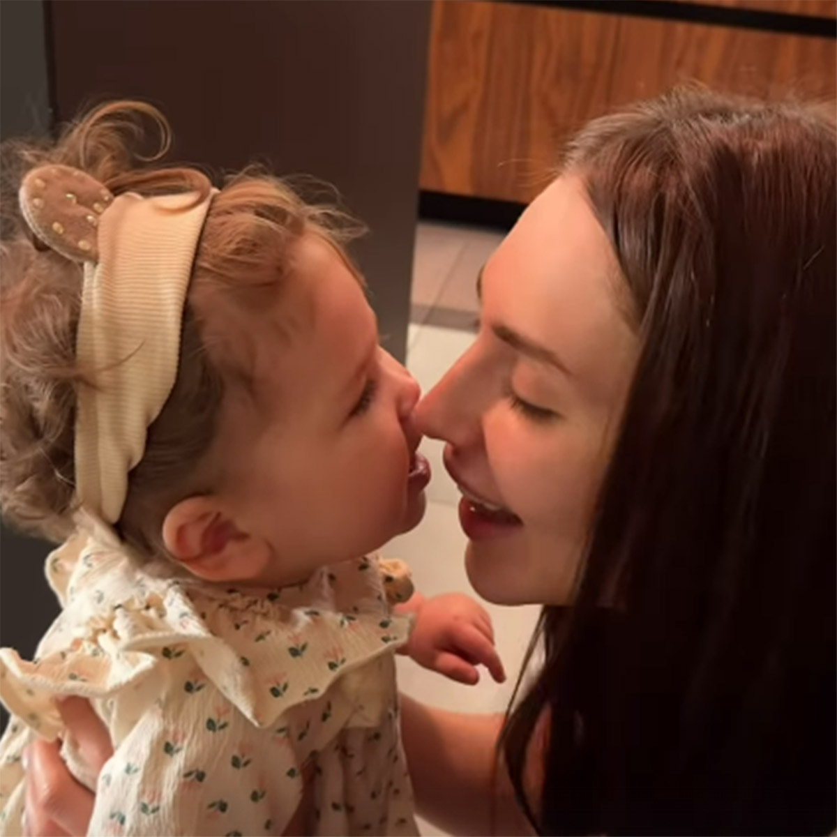 Таня Мусульбес с дочкой Мией. Фото: соцсети Ромы Капаклы