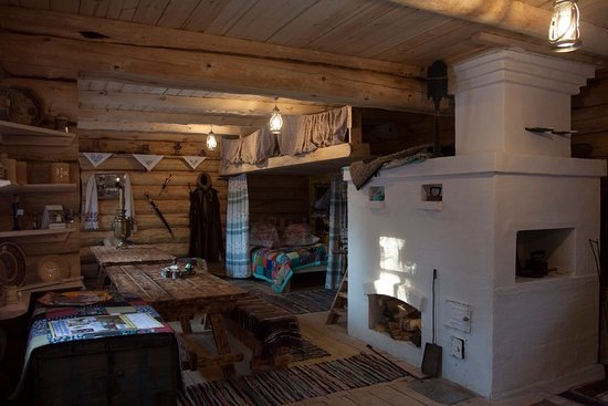 Так мог бы выглядеть дом бабы Зои. Печь на месте, вязаные половички тоже (источник фото: https://media-cdn.tripadvisor.com/media/photo-s/14/26/32/7a/caption.jpg)