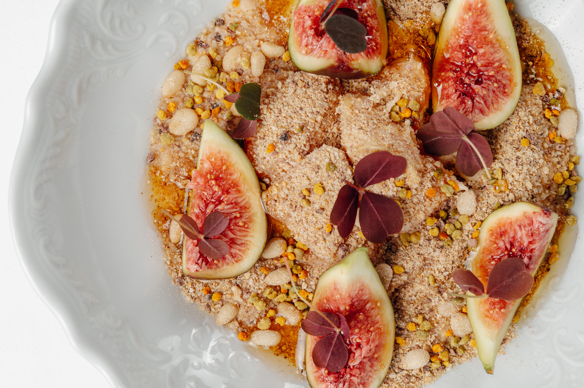 Греческий йогурт с овсяным толокном, медом и инжиром, Savoy