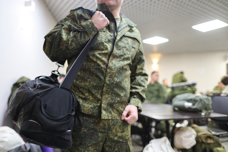    Бастрыкин также напомнил, что поставил следователям задачу участвовать в антимигрантских рейдах, чтобы выявлять тех, кто принял российское гражданство, но не встал на воинский учет и не подписал контракт с минобороны РФ.   
Фото: «БИЗНЕС Online»