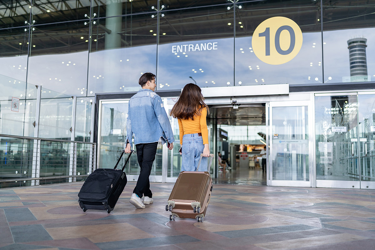 Чтобы не попасть в неприятную ситуацию в аэропорту, помните о лимитах перевозки наличных. Источник: Shutterstock📷
