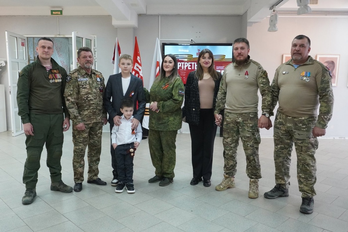    В Сургуте открылась выставка портретов героев СВО