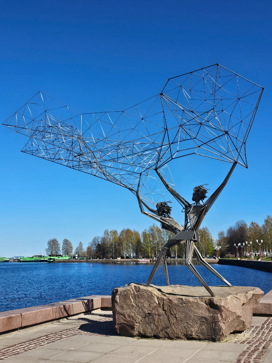 Рыбаки скульптор Рафаэль Консуэгра (автор фото Л.Баева)