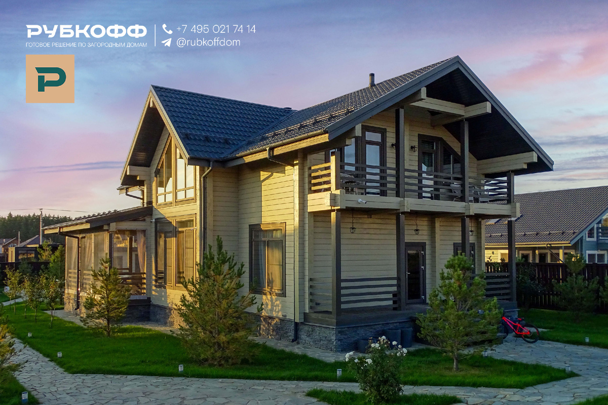 Классический дом из клееного бруса по проекту П230 с балконом, повторящим площадь крыльца