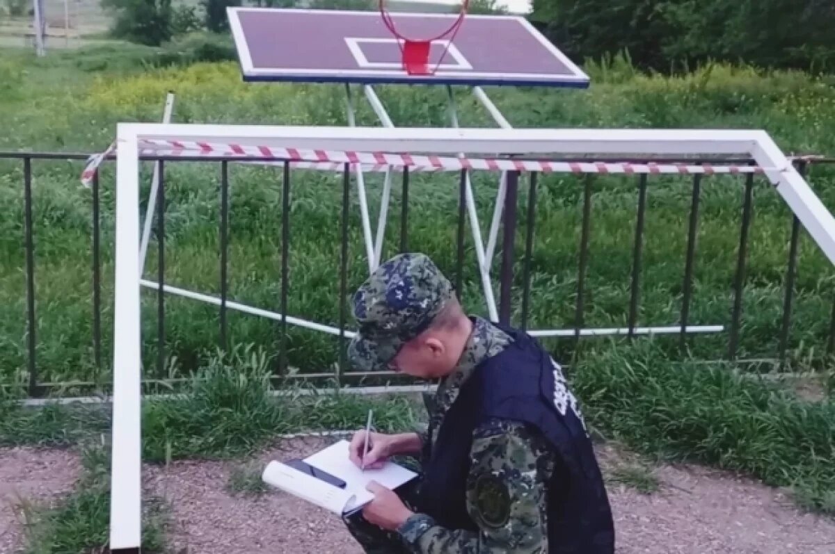    Школьник пробегал за воротами, когда конструкция свалилась на него и лишила жизни.