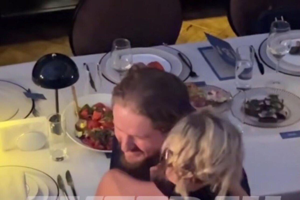    Полина Гагарина со спутником Кадр из видео