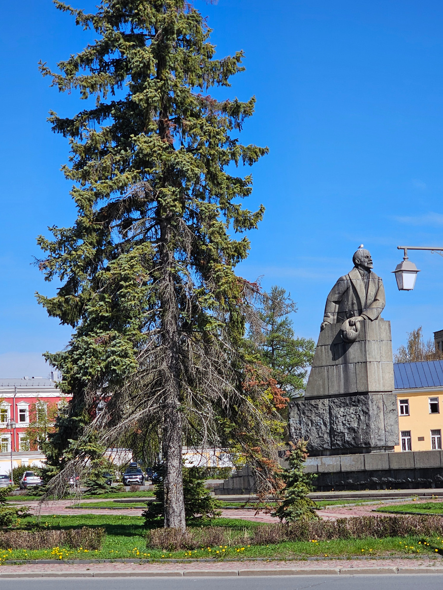 скульптор М. Манизер Памятник Ленину (автор фото Л.Баева).