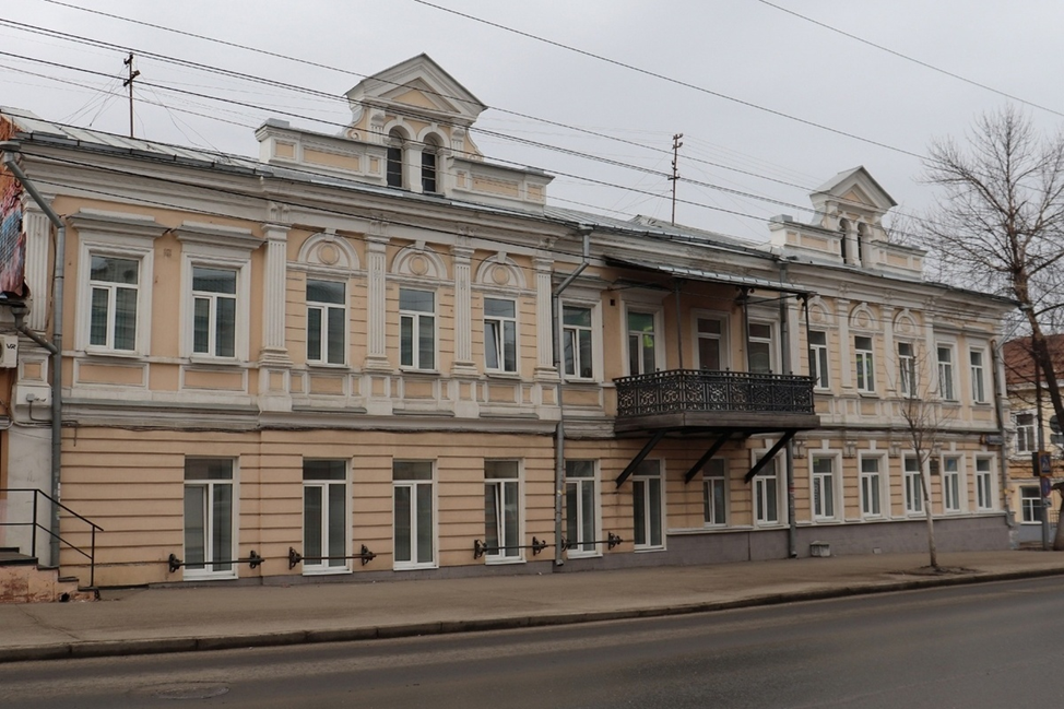 Современный вид  дома.Радует отсутствие вывесок и рекламы на здании.