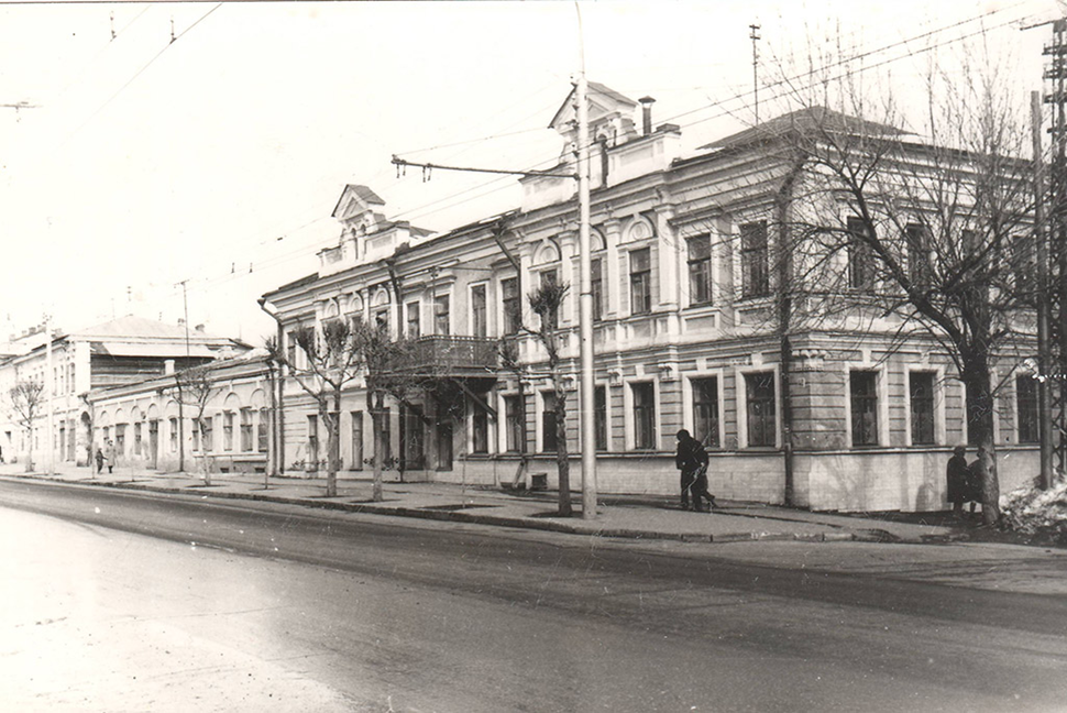 Фото дома 1980-х годов.  Слева от дома торговые лавки.