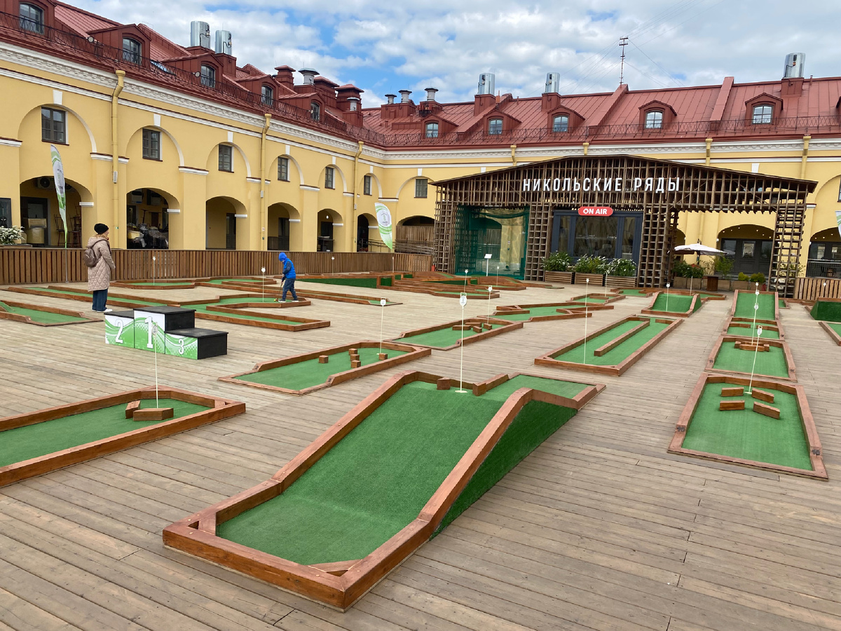 Двор в Никольских Рядах. Здесь расположен гольф-клуб. 