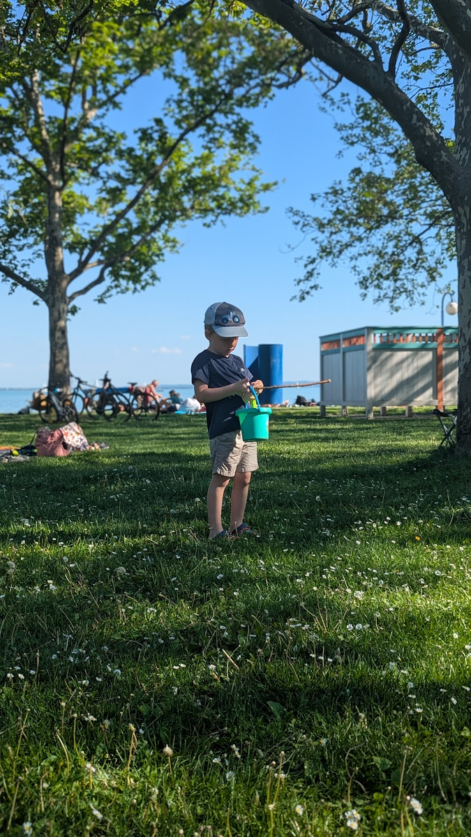 Но чаще он играет один, хотя раньше все время просил познакомиться с кем-нибудь