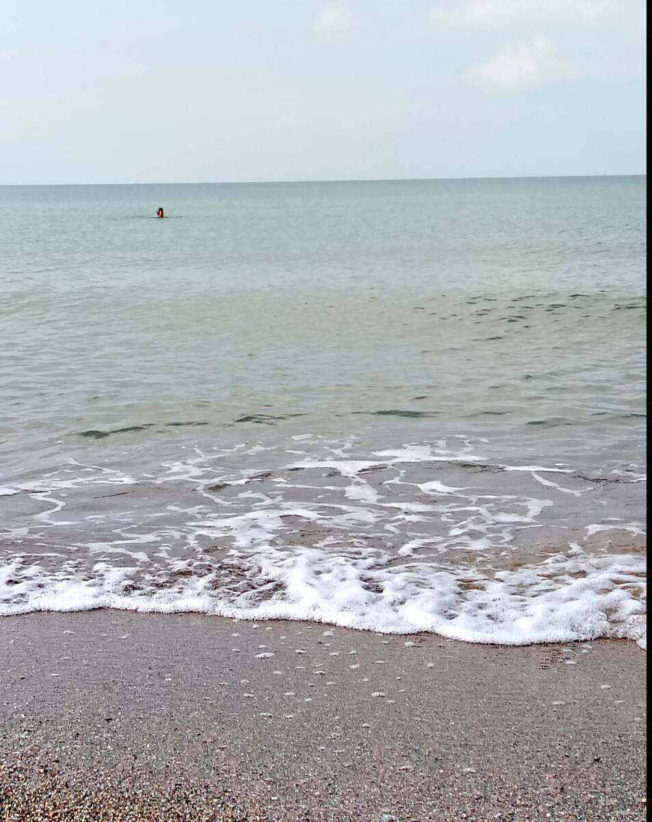 В семь утра на пляже Ташуджу. Мама почти неразличима