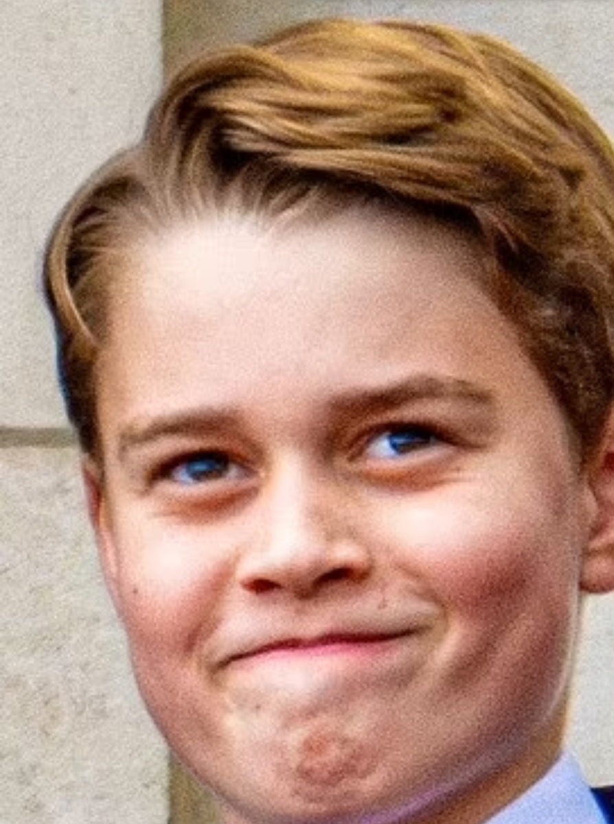 Принц Джордж в мае 2025 года наблюдает за пролётом 80-й годовщины Дня Победы