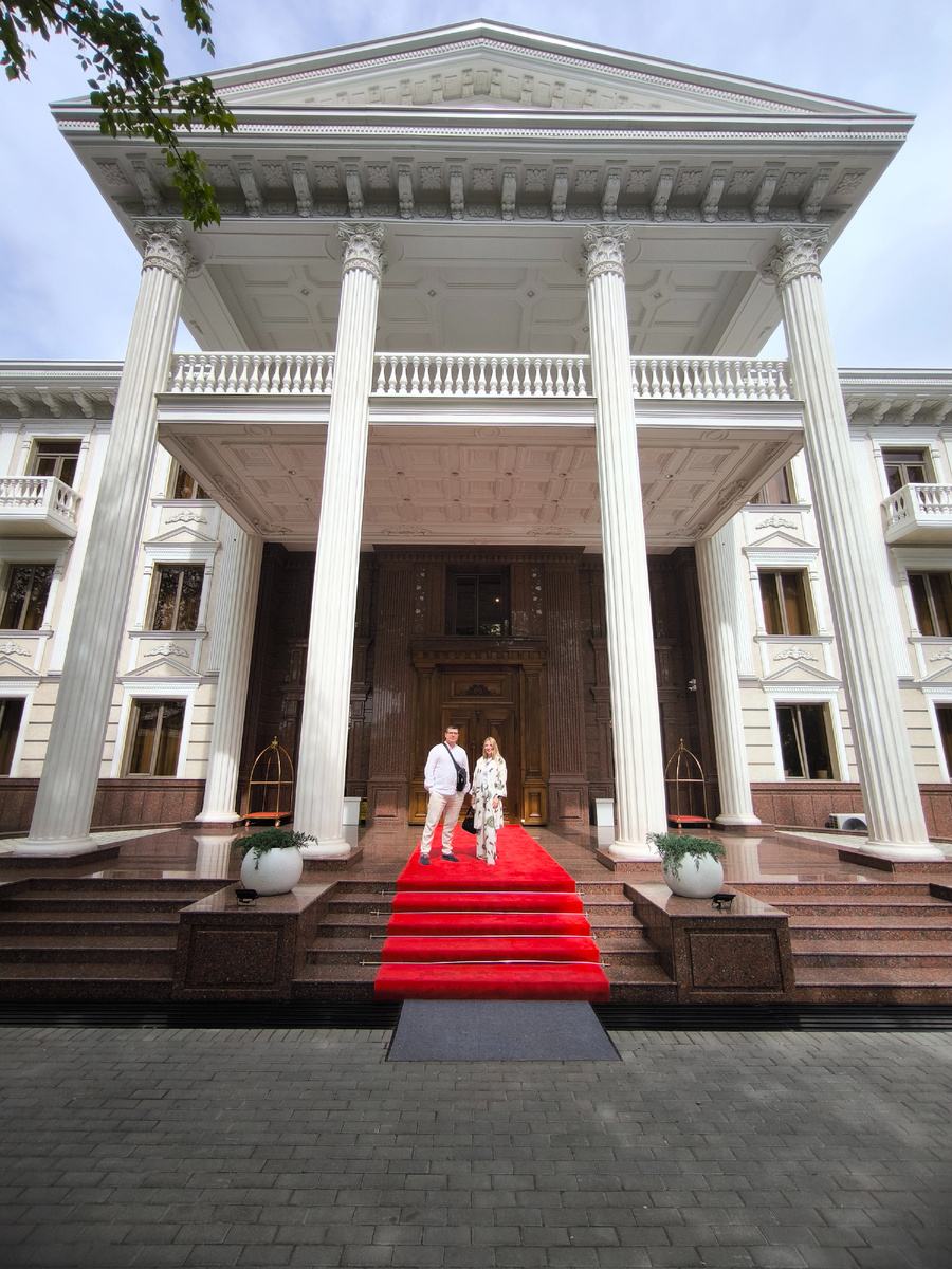 Почти Канны, красная дорожка у входа в отель Zarafshon Parkside Samarkand