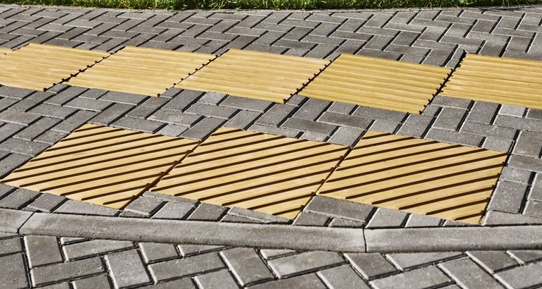 Тактильная плитка в месте общественного пользования. Фотография из свободных источников