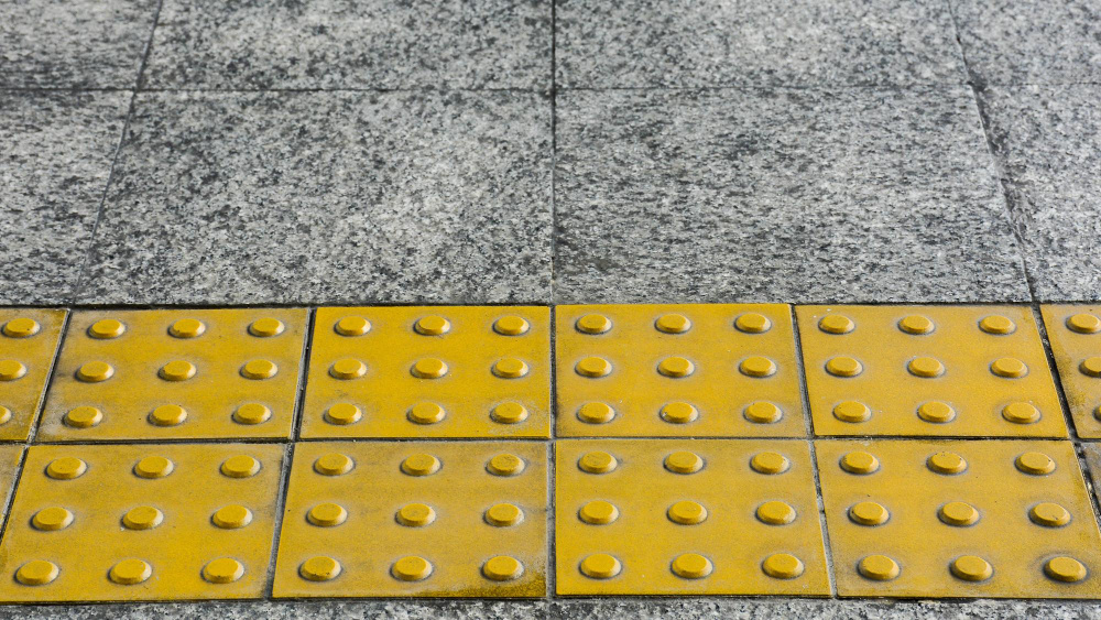 Тактильная плитка в месте общественного пользования
