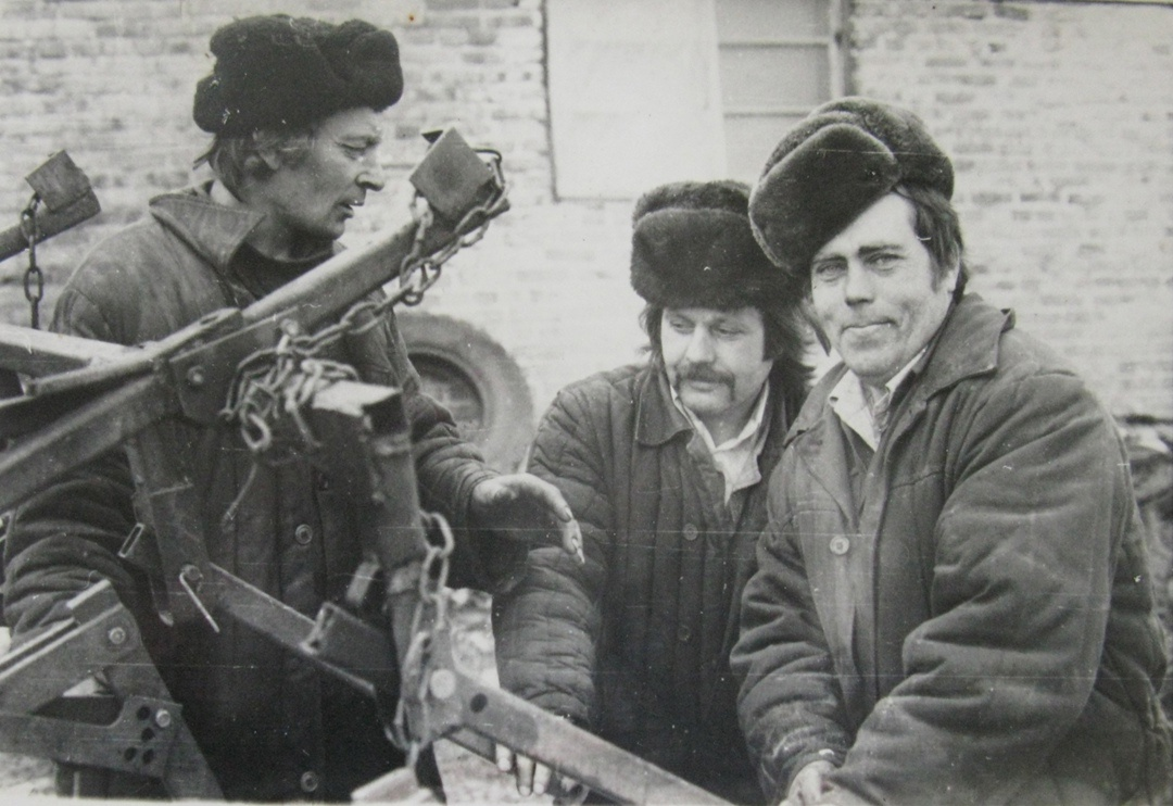 Механизаторы колхоза деревни Айтат Большемуртинского района Красноярского края готовятся к посевной. Безработных в СССР не было