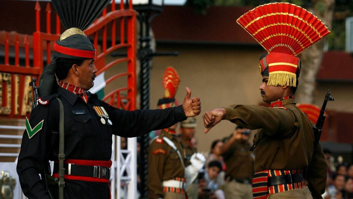 Индийский и Пакистанские солдаты в наиольнных одеждах. Источник фото: Getty Images