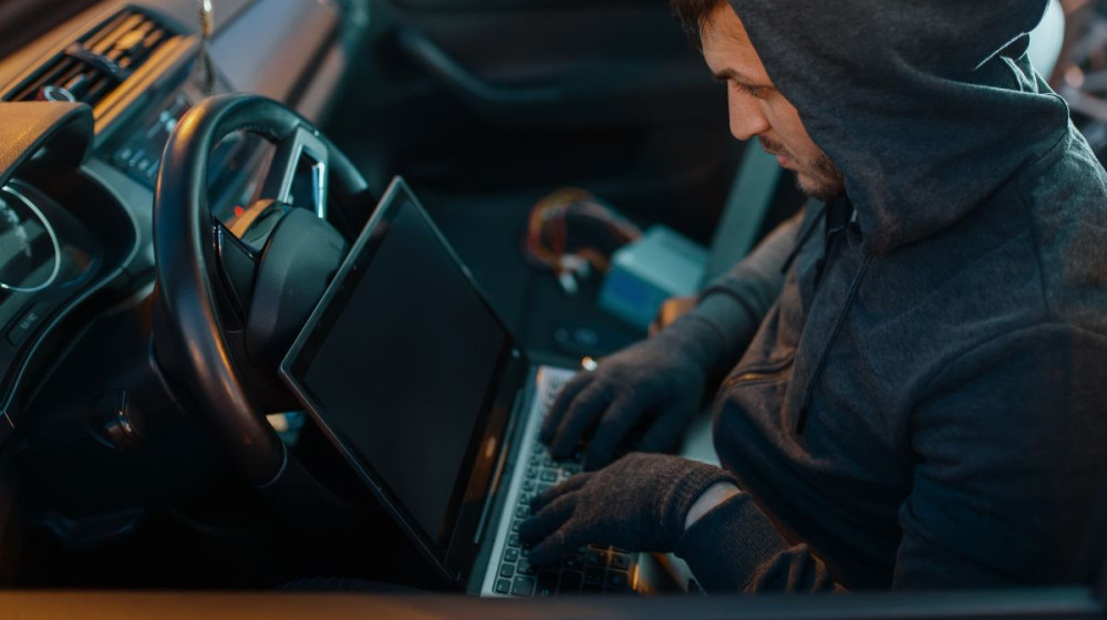    Ваш автомобиль может убить вас по команде хакера и вот почему