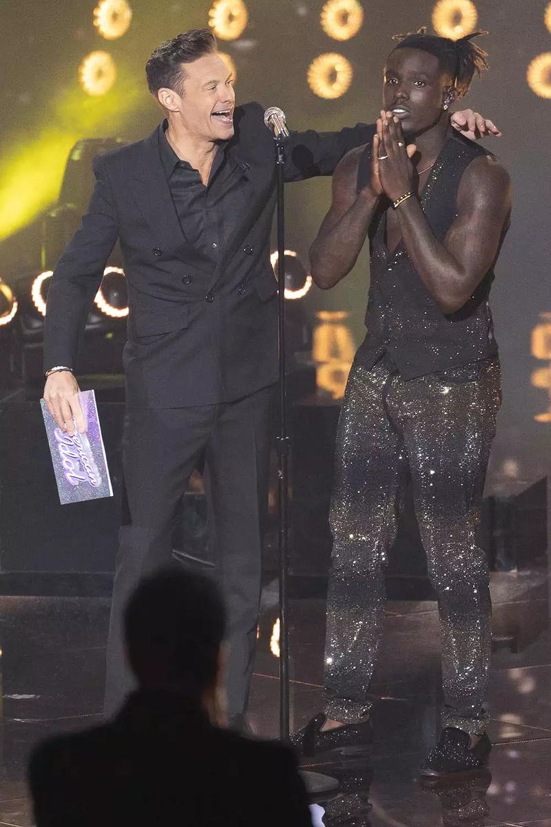 Ryan Seacrest (Райан Сикрест) and Jamal Roberts (Джамал Робертс) после победы.