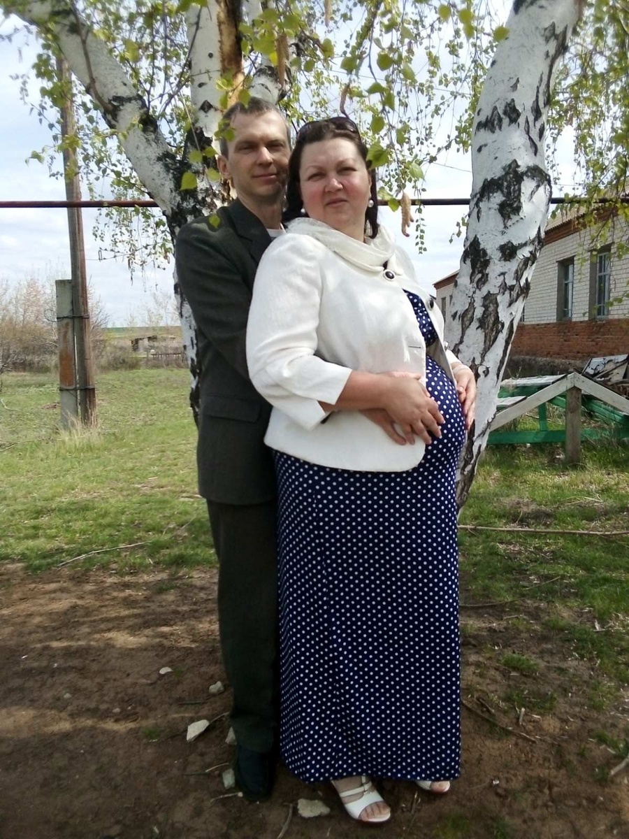 В ожидании 7 ребенка. Тут ещё старый забор видно