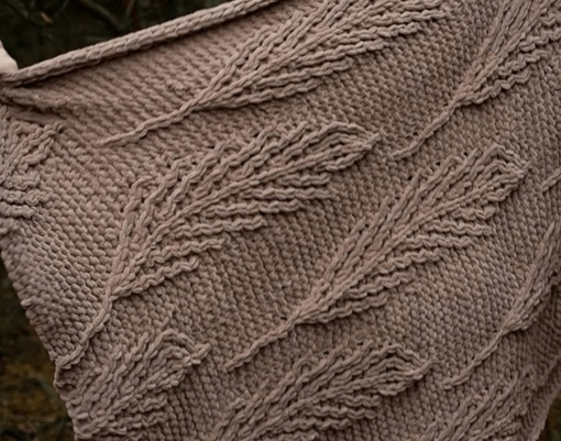 Рельефные узоры лицевыми дорожками на изнаночной глади, схемы.