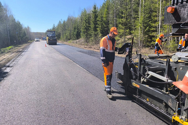    На дороге Слободской - Нагорск продолжается укладка нового асфальта