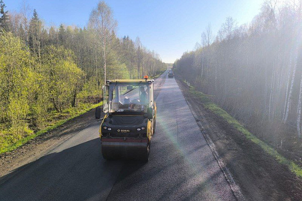    На дороге Слободской - Нагорск продолжается укладка нового асфальта
