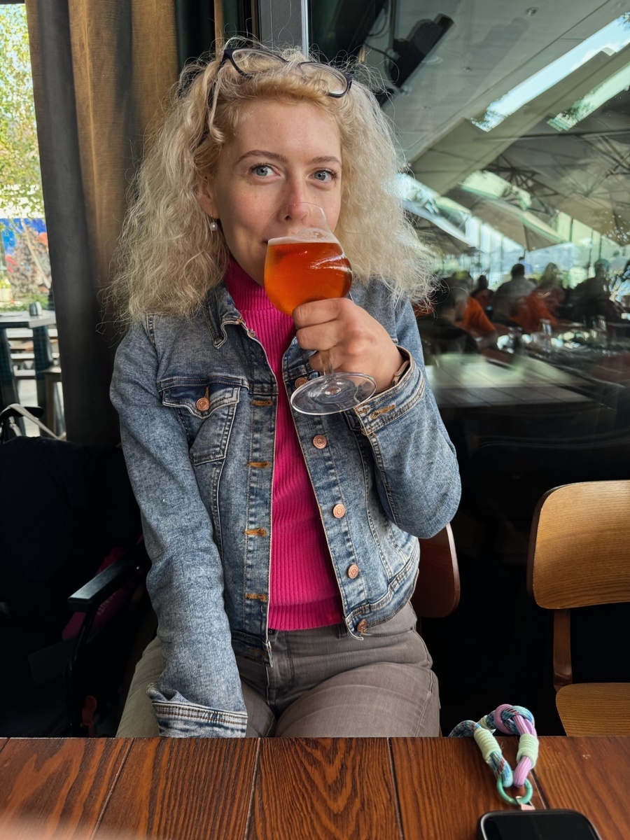 СВЕТОЛЬДА БАТЬКОВНА В БАРЕ. Открытый источник.