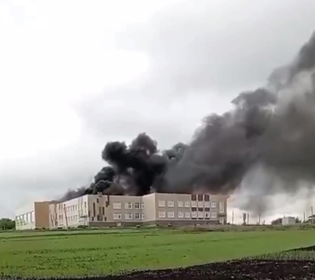    В деревне Саморядово Большесолдатского района произошло возгорание кровли новой школы, которая находится в стадии стройки