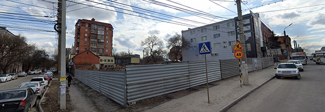    На месте снесенной 12 лет назад Георгиевской аптеки до сих пор красуется пустырь