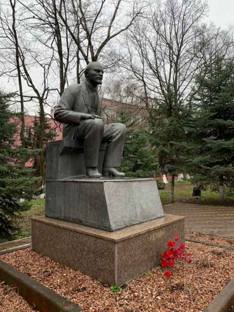    Этого Ленина привезли из Германии, он стоял напротив советского посольства в Берлине