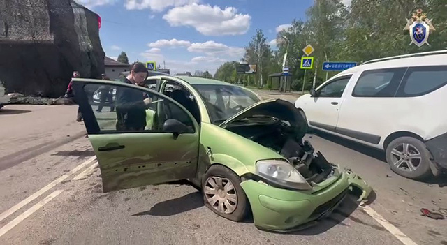    В Курске на повороте на улицу 50 лет Октября угнанный автомобиль выскочил на «встречку» и спровоцировал массовую аварию