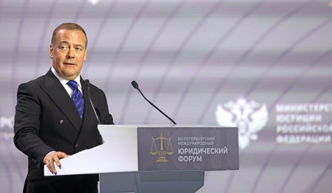     Заместитель председателя Совета безопасности РФ Дмитрий Медведев на Петербургском международном юридическом форуме. Источник: rg.ru Автор фото: Сергей Михеев/РГ