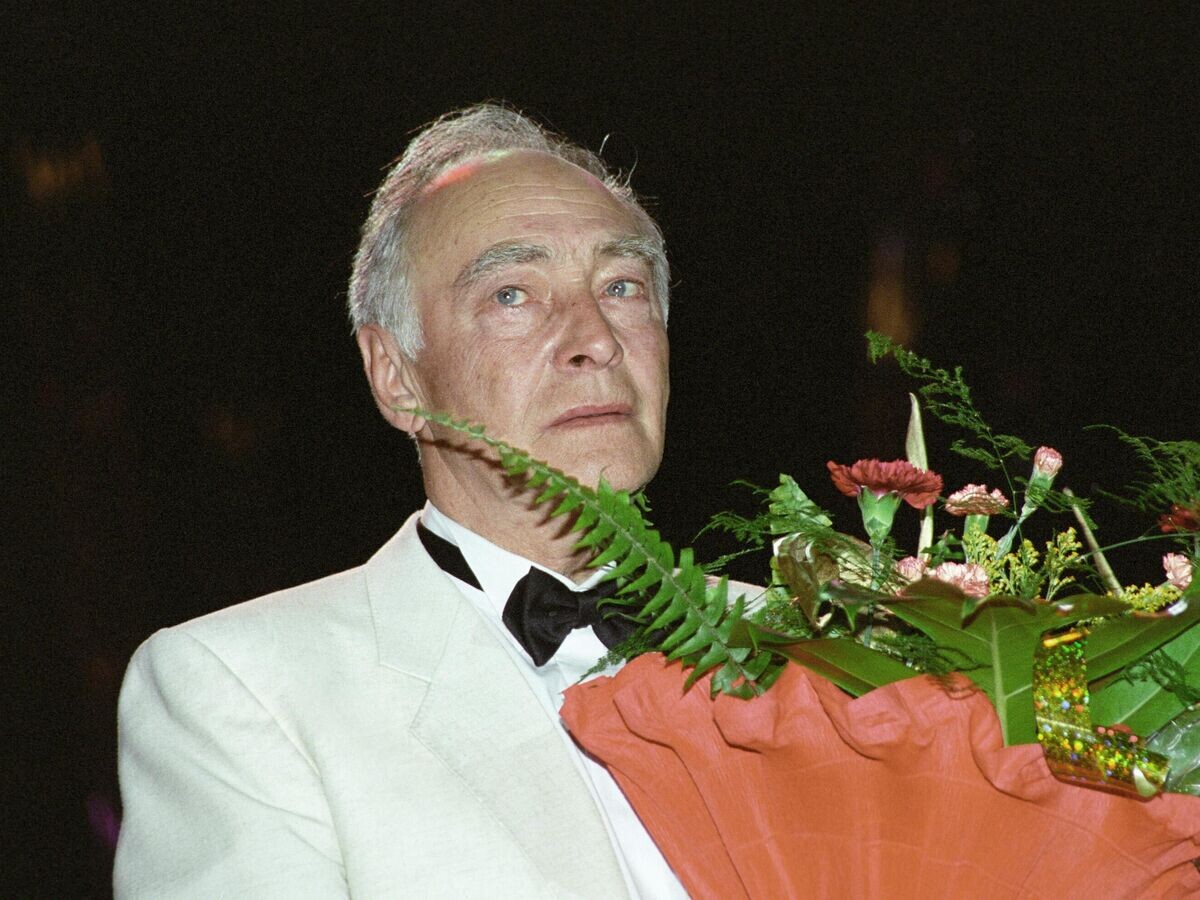    Актер Вячеслав Тихонов на IX Российском кинофестивале "Кинотавр"© РИА Новости / Галина Кмит